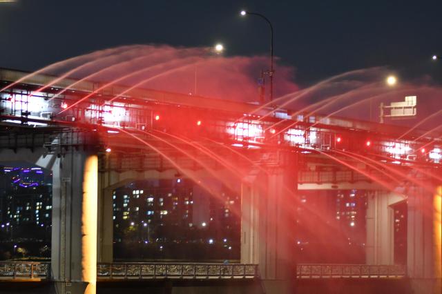 Throughout the fountain show the bridge showcased red lighting which attracted excited fans to take photos selfies and videos by the event March 19 2026 AJP Joonha Yoo