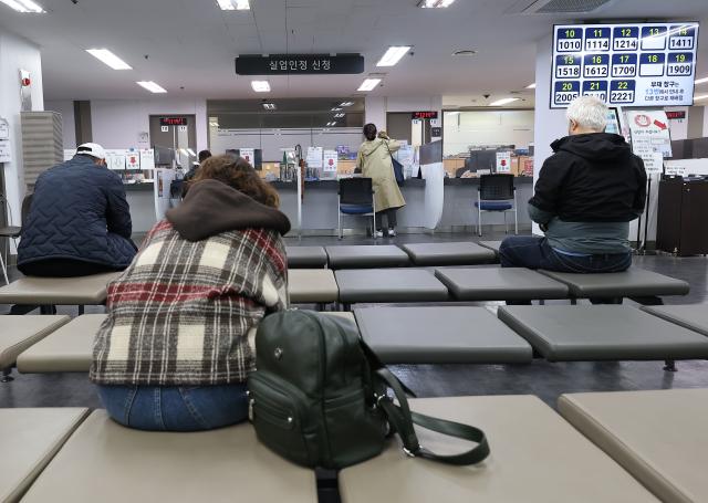 취업자 석달만에 20만명대 회복…2030세대 실업률 5년만에 최고
    서울연합뉴스 김성민 기자  취업자 수 증가 폭이 석 달 만에 20만명대를 회복했다 국가데이터처옛 통계청가 18일 발표한 2026년 2월 고용동향 보고서를 보면 지난달 만 15세 이상 취업자는 2천841만3천명으로 1년 전보다 23만4천명 늘었다 60세 이상을 중심으로 취업자 확대 폭이 커졌지만 청년 실업률이 5년 만에 가장 높은 수준을 기록하는 등 젊은이들의 일자리 상황은 그리 좋지 않았다
    이날 서울 마포구 서울서부고용복지플러스센터에서 구직자들이 실업인정신청 접수를 기다리고 있다 2026318