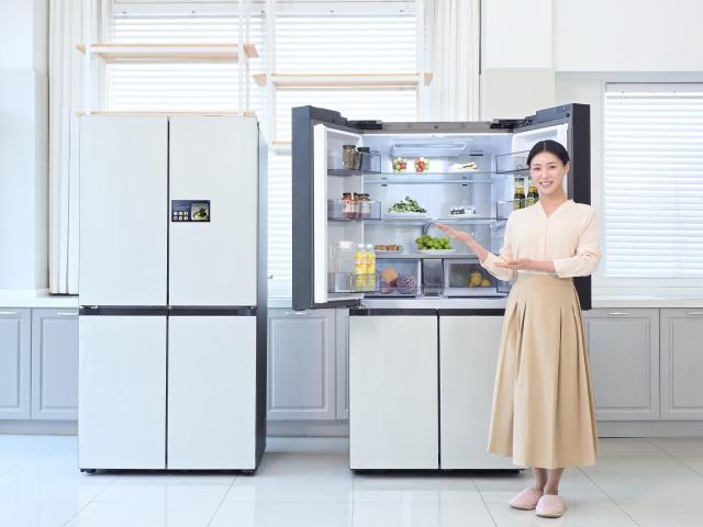 삼성전자 모델이 AI 기반의 고도화된 식재료 관리 기능을 제공하는 2026년형 비스포크 AI 패밀리허브 냉장고를 소개하고 있다 사진삼성전자
