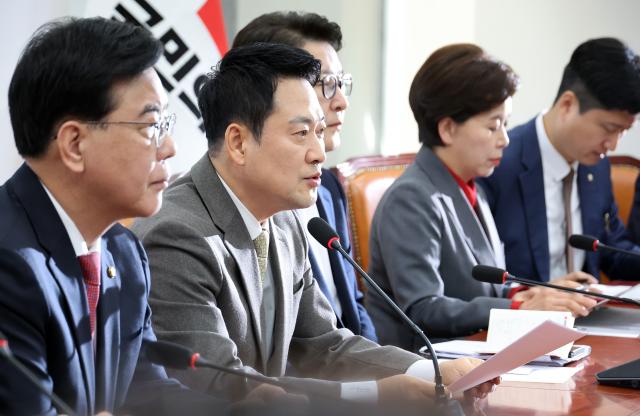 장동혁 국민의힘 대표가 19일 국회에서 열린 최고위원회의에서 발언하고 있다 사진연합뉴스