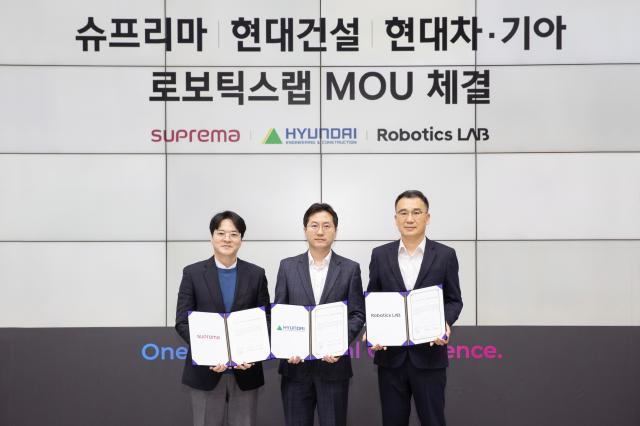  현대건설 오승민 상무중앙와 현대차·기아 로보틱스랩 최리군 상무오른쪽 슈프리마 김한철 대표가 서비스 로봇 기반 주거단지 고도화 협력을 위한 양해각서행사 기념사진을 촬영하고 있다사진현대건설
