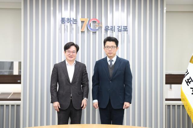 김병수 시장왼쪽이 신동술 고용노동부 부천지청장과 18일 고용활성화 및 노동안전 협력강화 간담회를 진행하고 기념사진을 찍고 있다 사진김포시