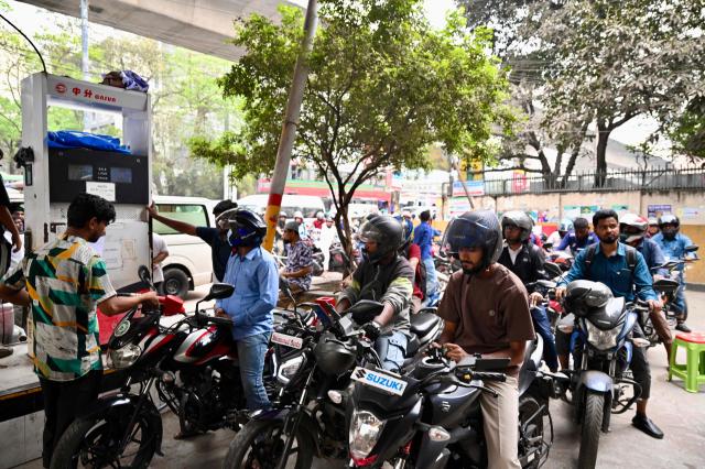 2026년 3월 10일 방글라데시 다카의 한 주유소에서 시민들이 오토바이에 연료를 주입하고 있다  사진AFP연합뉴스