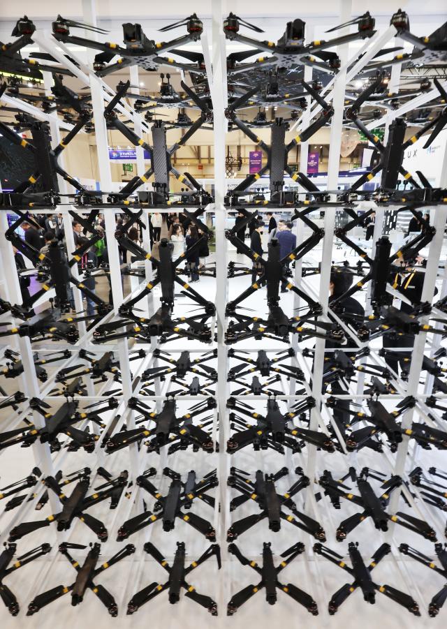  지난달 부산 벡스코 제1전시장에서 열린 DSK 2026드론쇼 코리아에서 관람객들이 육군 교육용상용 드론을 살펴보고 있다 사진연합뉴스