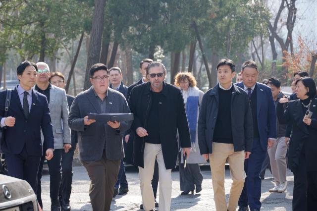 지난 17일 아르카디스의 브렛 위긴스 부사장가운데과 DL이앤씨 임직원 등이 설계안을 최종 점검하기 위해 서울 강남구 압구정5구역을 찾아 현장의 지형과 한강과의 연계성 주변 인프라 등을 직접 확인하고 있다 사진DL이앤씨 제공