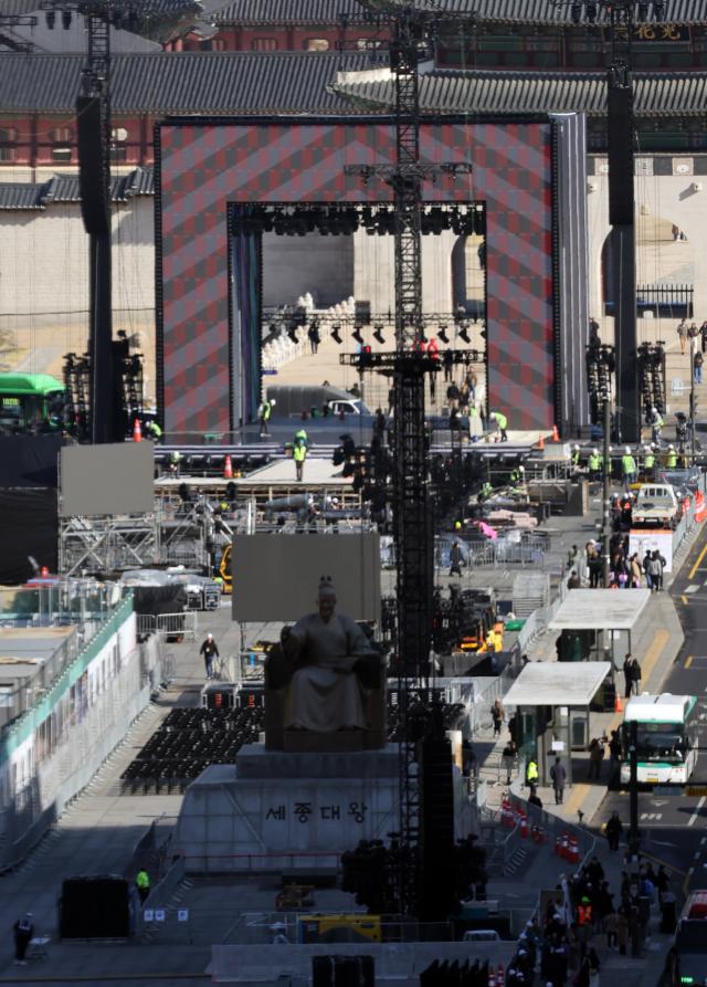  그룹 방탄소년단BTS의 광화문 공연을 앞둔 19일 서울 광화문광장에서 공연 준비작업이 이뤄지고 있다 사진연합뉴스