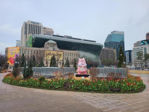 [BTS 광화문 D-2] BTS로 물든 광화문..."봄꽃길·해치 라이트 가든 걸어보세요"