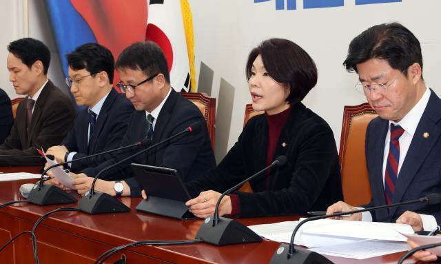 한정애 더불어민주당 정책위의장이 지난 12일 국회에서 열린 정책조정회의에서 발언하고 있다 사진연합뉴스