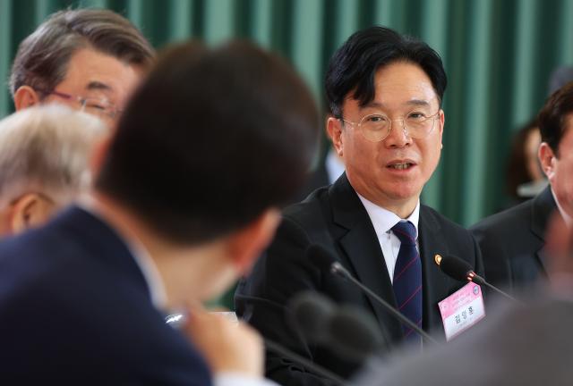 김영훈 고용노동부 장관이 19일 경제사회노동위원회 제1기 출범을 맞이해 이재명 대통령 주재로 청와대에서 열린 노동정책 토론회에서 발언하고 있다 사진연합뉴스