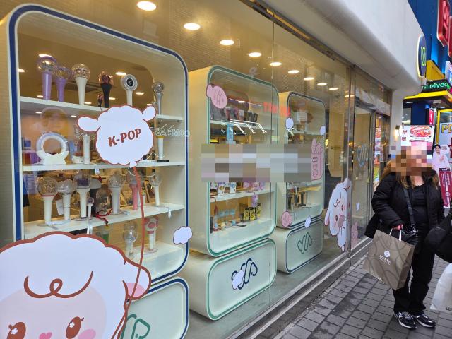 외국인 관광객이 18일 서울 명동의 한 K-팝 굿즈숍 앞을 둘러보고 있다 사진조재형 기자