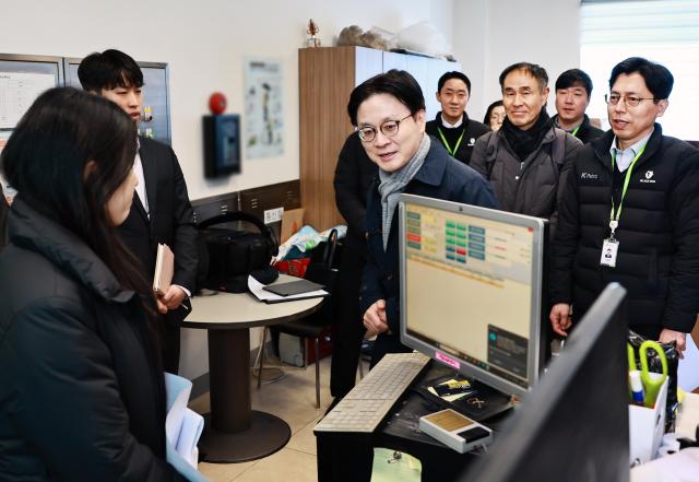 김정관 산업통상부 장관이 19일 범부처 합동점검단과 함께 서울 송파구에 있는 정유사 직영 주유소를 불시에 방문해 가격 유통 품질 등의 불법행위를 점검하고 있다 사진산업통상부