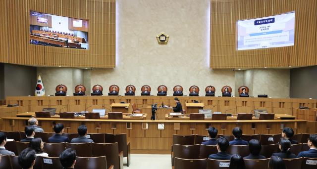 조희대 대법원장이 19일 서울 서초구 대법원에서 열린 전원합의체 선고에 대법관들과 참석해 있다 사진연합뉴스