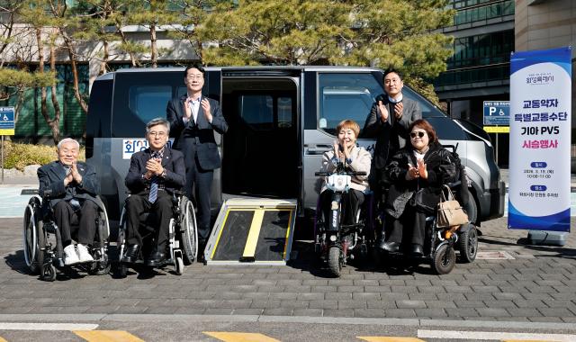 정명근 화성특례시장왼쪽에서 세 번째이 19일 화성시청에서 교통약자 특별교통수단 기아 Pv5 시승 행사를 마친 뒤 기념촬영을 하고 있다 사진화성시