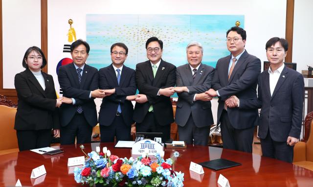  우원식 국회의장이 19일 국회의장실에서 원내 6개 정당 원내대표와 회동하기에 앞서 기념 촬영을 하고 있다 사진연합뉴스