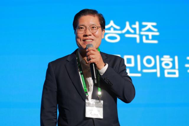 송석준 국민의힘 국회의원이 25일 오후 서울 중구 더플라자 호텔에서 인공지능 아니면 죽음AI or Die이라는 주제로 열린 제17회 착한 성장 좋은 일자리 글로벌포럼2025 GGGF에서 축사를 하고 있다 20250925사진유대길 기자 dbeorlf123ajunewscom