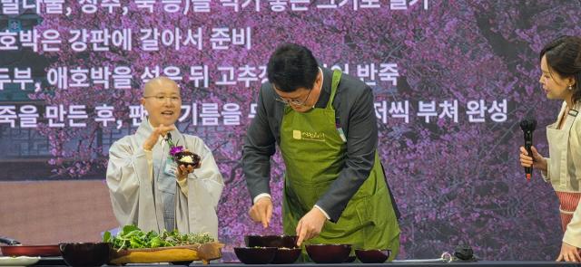 선재스님과 김대현 문화체육관광부 제2차관이 19일 서울 강서구 코엑스 마곡에서 열린 2026 내 나라 여행박람회에 참석해 사찰음식을 시연하고 있다 사진기수정 기자