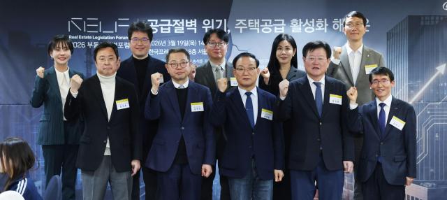 왼쪽부터 양지영 신한 프리미어 패스파인더 전문위원  임석호 한국건설기술연구원 선임연구위원 전성제 국토연구원 부동산시장정책연구센터장 김현정 국토교통부 대변인 이은형 대한건설정책연구원 연구위원 권대중 한성대학교 일반대학원 경제·부동산학과 석좌교수 김효선 KB국민은행 WM스타자문단 부동산 수석전문위원 임규진 아주경제 사장 이동주 한국주택협회 상무 김희수 대한건설정책연구원 원장