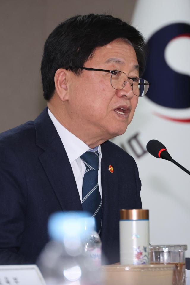 최교진 교육부 장관이 26일 정부세종청사에서 열린 성장엔진 연계 지역인재 양성을 위한 거점국립대 총장 회의를 주재하고 있다 2026226 사진연합뉴스
  