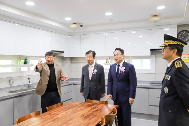 왼쪽에서 두번째강석진 이사장과 이홍연 교정본부장이 개관식에 참석했다 사진법무부