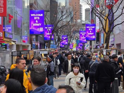 [BTS Gwanghwamun D-2] Sắc tím BTS nhuộm kín Myeongdong