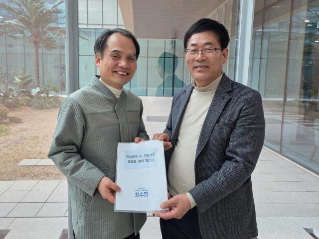 더불어민주당 최수명오른쪽 화천군수 입후보예정자와 박규환 최고위원사진최수명