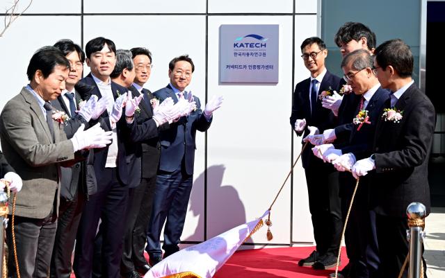 유정복 인천광역시장이 19일 서구 커넥티드카 인증평가센터에서 열린 커넥티드카 인증평가센터 개소식에서 현판을 제막하고 있다 사진인천시