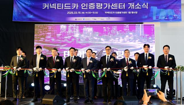 유정복 인천광역시장이 19일 서구 커넥티드카 인증평가센터에서 열린 커넥티드카 인증평가센터 개소식에서 테이프커팅을 하고 있다 사진인천시