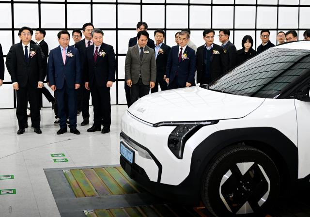 유정복 인천광역시장이 19일 서구 커넥티드카 인증평가센터에서 열린 커넥티드카 인증평가센터 개소식에서 시설을 살펴보고 있다 사진인천시