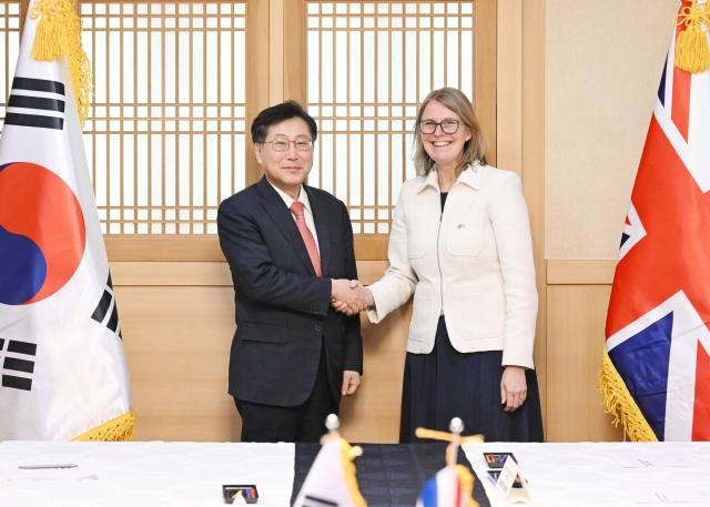 최지영 재정경제부 국제경제관리관이 3월 19일 서울 종로구 정부서울청사에서 열린 제2차 한영 경제금융대화에 참석 린지 화이트 영국 재무부 국제금융 차관보와 악수하며 인사를 하고 있다 사진재정경제부