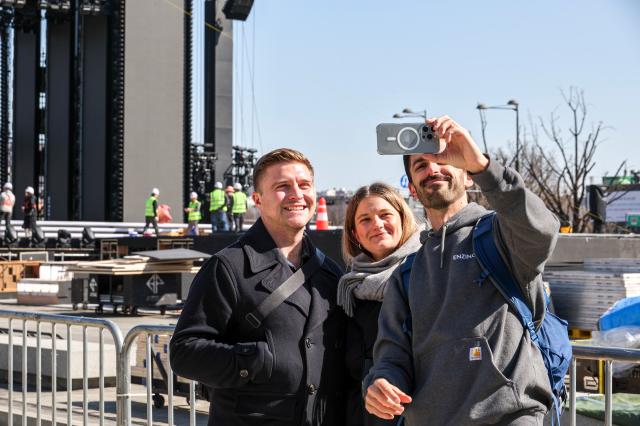 Travelers take a selfie at Gwanghwamun Plaza in Seoul March 19 2026 AJP Yoo Na-hyun 20260319