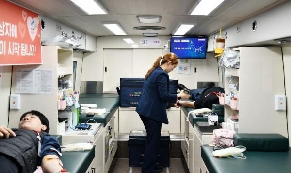 한미그룹 임직원이 상반기 사랑의 헌혈 캠페인에 참여하고 있다 사진 한미그룹