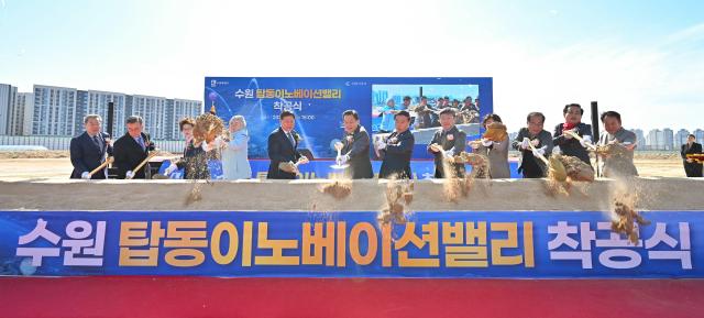이재준 수원시장오른쪽 7번째 수원특례시의회 이재식 의장오른쪽 6번째를 비롯한 시의원 이영인 수원도시공사 사장 등이 착공식에서 첫삽을 뜨고 있다 
