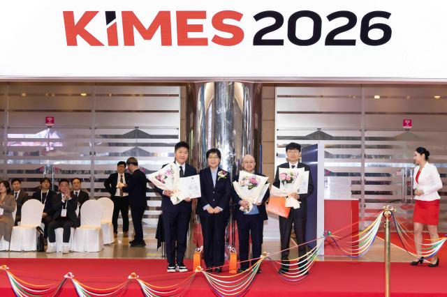 김진태 유비케어 대표좌측에서 첫번째 정은경 보건복지부 장관좌측에서 두번째가 기념사진을 촬영하고 있다사진유비케어