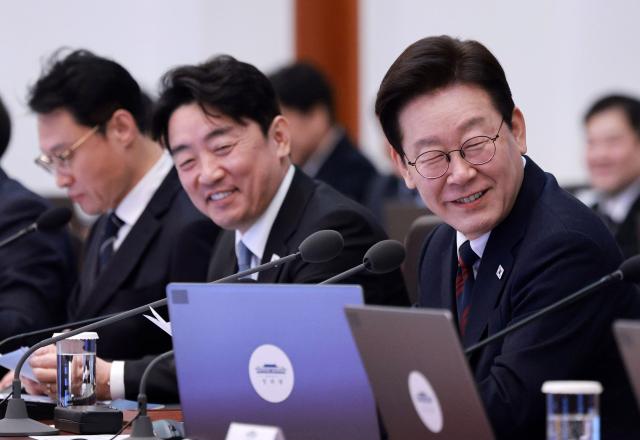  이재명 대통령이 19일 청와대에서 열린 수석보좌관회의에서 아랍에미리트UAE 특사 방문을 마친 강훈식 비서실장에게 격려 발언을 한 뒤 웃고 있다 사진청와대