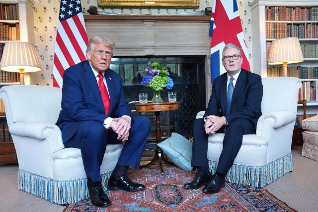 US President Donald Trump left meets Britains Prime Minister Keir Starmer at Chequers near Aylesbury England on Sept 18 2025 AP-Yonhap