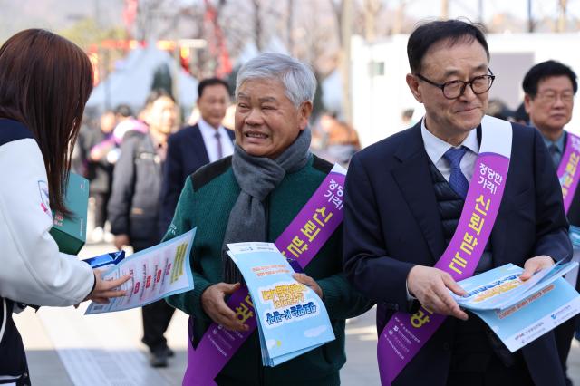 송치영 소상공인연합회장왼쪽이 19일 오후 서울 광화문에서 방탄소년단BTS 공연 기간 자영업자들의 부당요금 근절을 위한 홍보물을 배포하고 있다 사진소공연