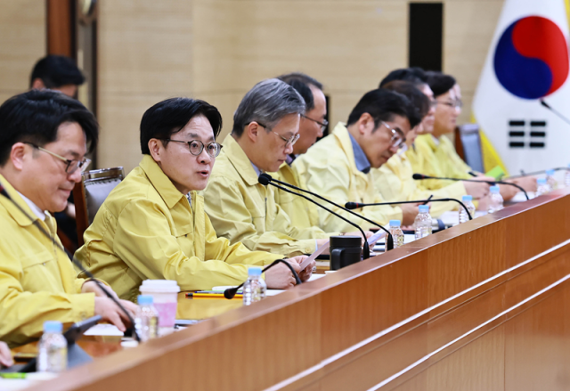 김정관 산업통상부 장관이 19일 정부세종청사에서 열린 산업통상부 확대간부회의를 주재하고 있다 사진산업통상부 