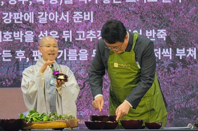선재스님과 김대현 문화체육관광부 제2차관이 19일 서울 강서구 코엑스 마곡에서 열린 2026 내 나라 여행박람회에 참석해 사찰음식을 시연하고 있다 사진기수정 기자