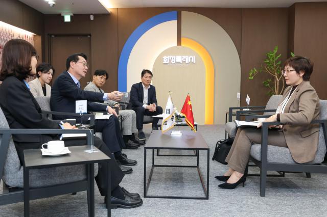 정명근 화성특례시장이 샤오간시 대표단과 공식 면담을 진행하며 교류 협력 방안을 논의하고 있다 사진화성시