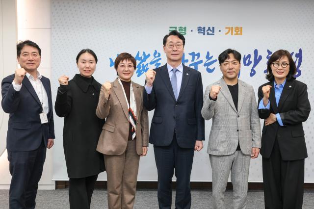 정명근 화성특례시장과 샤오간시 대표단이 교류 협력 확대를 다짐하며 기념촬영을 하고 있다 사진화성시