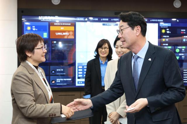 정명근 화성특례시장이 샤오간시 대표단과 명함을 교환하며 인사를 나누고 있다 사진화성시