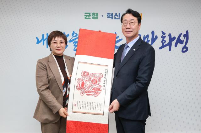 샤오간시 대표단이 방문 기념품 ‘길상복’을 전달하고 정명근 화성특례시장과 함께 기념촬영을 하고 있다 사진화성시