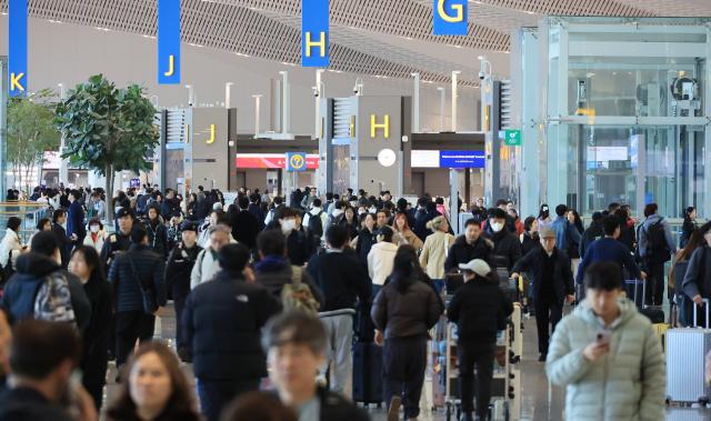 여행객으로 붐비는 올 2월 인천공항 모습사진연합뉴스