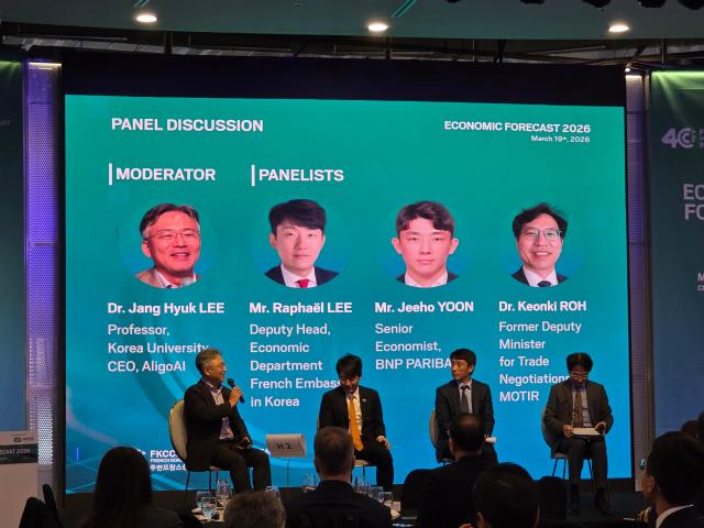 19일 서울 강남구 세빛둥둥섬에서 열린 주한 프랑스 상공회의소 주최 2026 경제 전망 행사에서 참석 패널들이 좌담회를 갖고 있다 사진장성원 기자