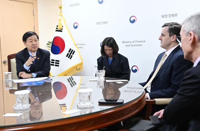 구윤철 부총리 겸 재정경제부 장관이 19일 서울 종로구 정부서울청사에서 댄 카츠 IMF 수석 부총재와 면담하고 있다사진연합뉴스