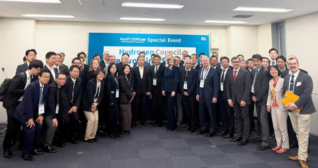 수소위원회 네트워킹 세션 참가자들이 기념사진을 촬영하고 있다사진현대차