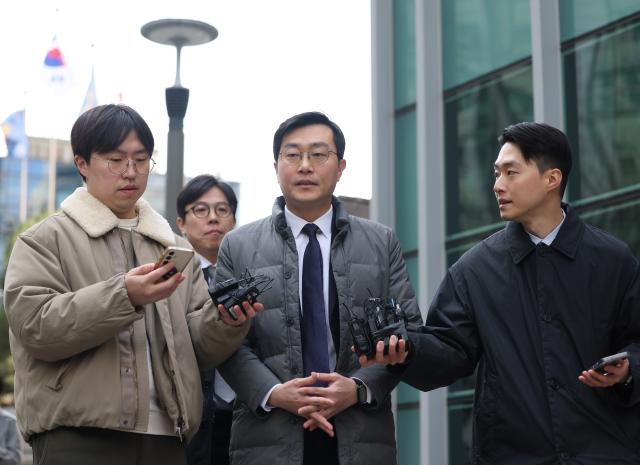 장경태 더불어민주당 의원이 지난 19일 서울 종로구 서울경찰청에서 열린 자신의 성추행 의혹 사건 관련 수사심의위원회에 앞서 기자들 질문에 답하고 있다 사진연합뉴스