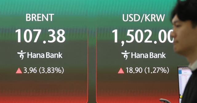 19일 서울 중구 하나은행 딜링룸 현황판에 금융위기 이후 최고 수준으로 치솟은 원달러 환율과 국제 유가 기준인 브렌트유가 표시되고 있다사진연합뉴스