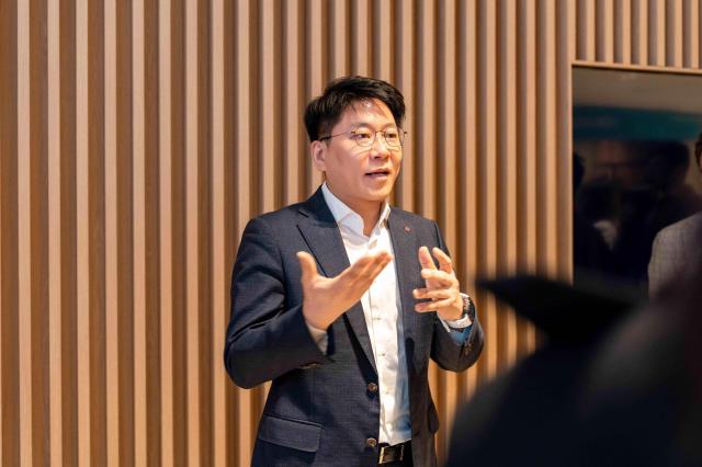 김동명 LG에너지솔루션 사장이 서울 여의도 LG트윈타워에서 열린 제6기 정기주주총회에서 질의에 답변하고 있다 사진LG에너지솔루션