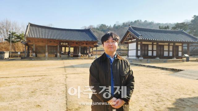 박은찬 한국유교문화진흥원 책임연구원이 중국 지닝시 관계자들에게 돈암서원을 소개하고 있다사진중국산동망